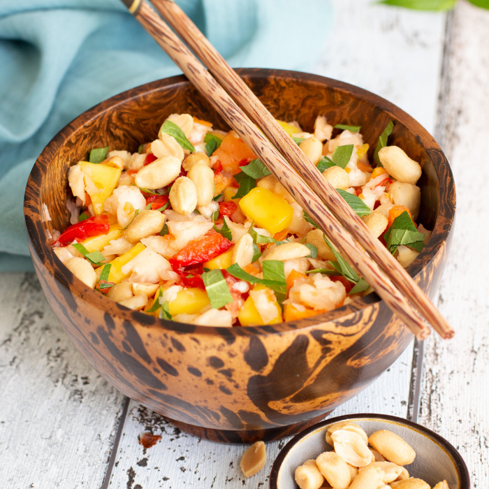 Knollensellerie als Salat mit Mango, Paprika, Koriander und Erdnüssen