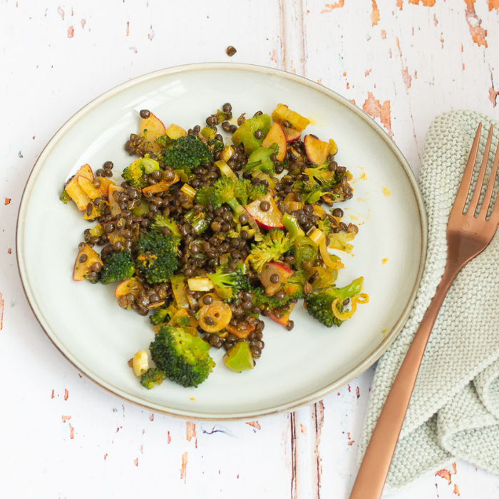 Linsen-Salat mit Brokkoli, Radieschen und Frühlingszwiebeln