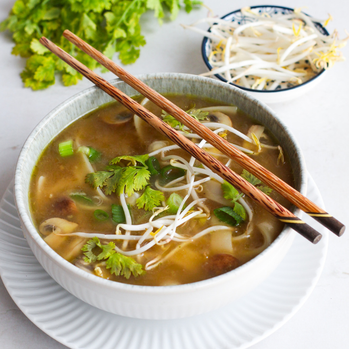 Vegetarische Pho mit Pilzen und Reisnudeln