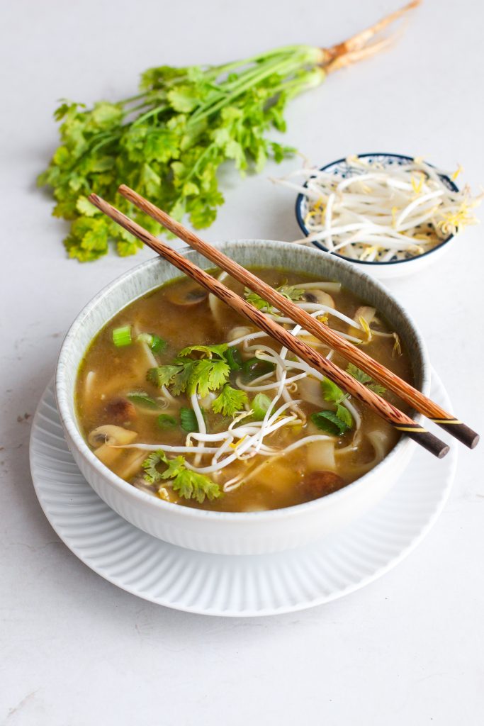 Vegetarische Pho mit Pilzen, Sprossen und Reisnudeln