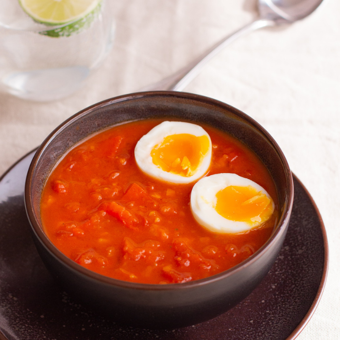 Tomaten-Curry mit Paprika, Möhren und wachsweichem Ei