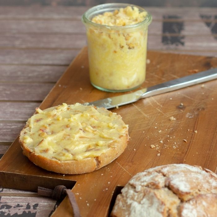 Vegetarisches Apfel-Zwiebel_Schmalz mit Butter, Apfelstückchen und Röstzwiebeln