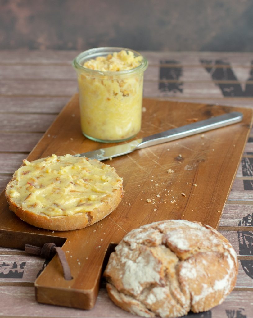 Vegetarischer Brotaufstrich Apfel-Zwiebel-Schmalz mit Butter, Apfelstückchen und Röstzwiebeln