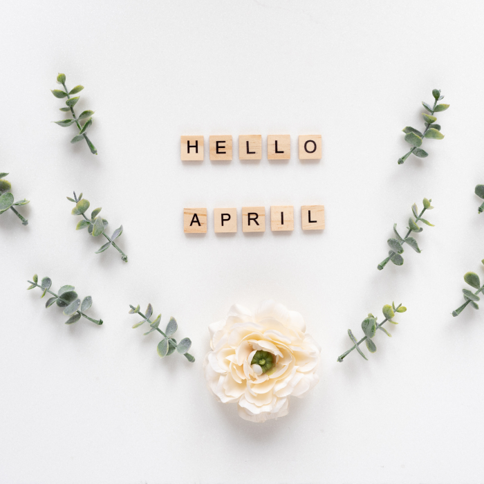 Blumen und Buchstaben die Hello April formen