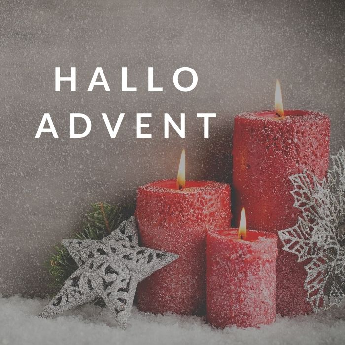 weihnachtliche Deko mit drei brennende rote Kerzen, ein grauer Stern, die zeigen darauf freue ich mich im Advent