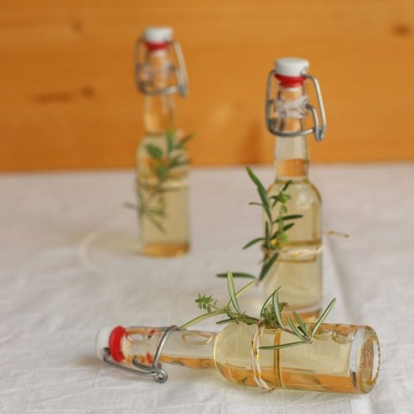 drei kleine Flaschen mit selbstgemachtem Kräutersirup von Maren Zimmermann by Genüsslichkeiten